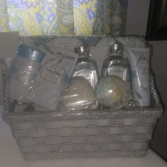 Vanilla Milk Bath & Body Gift Set - Silver - Picture 1 of 4